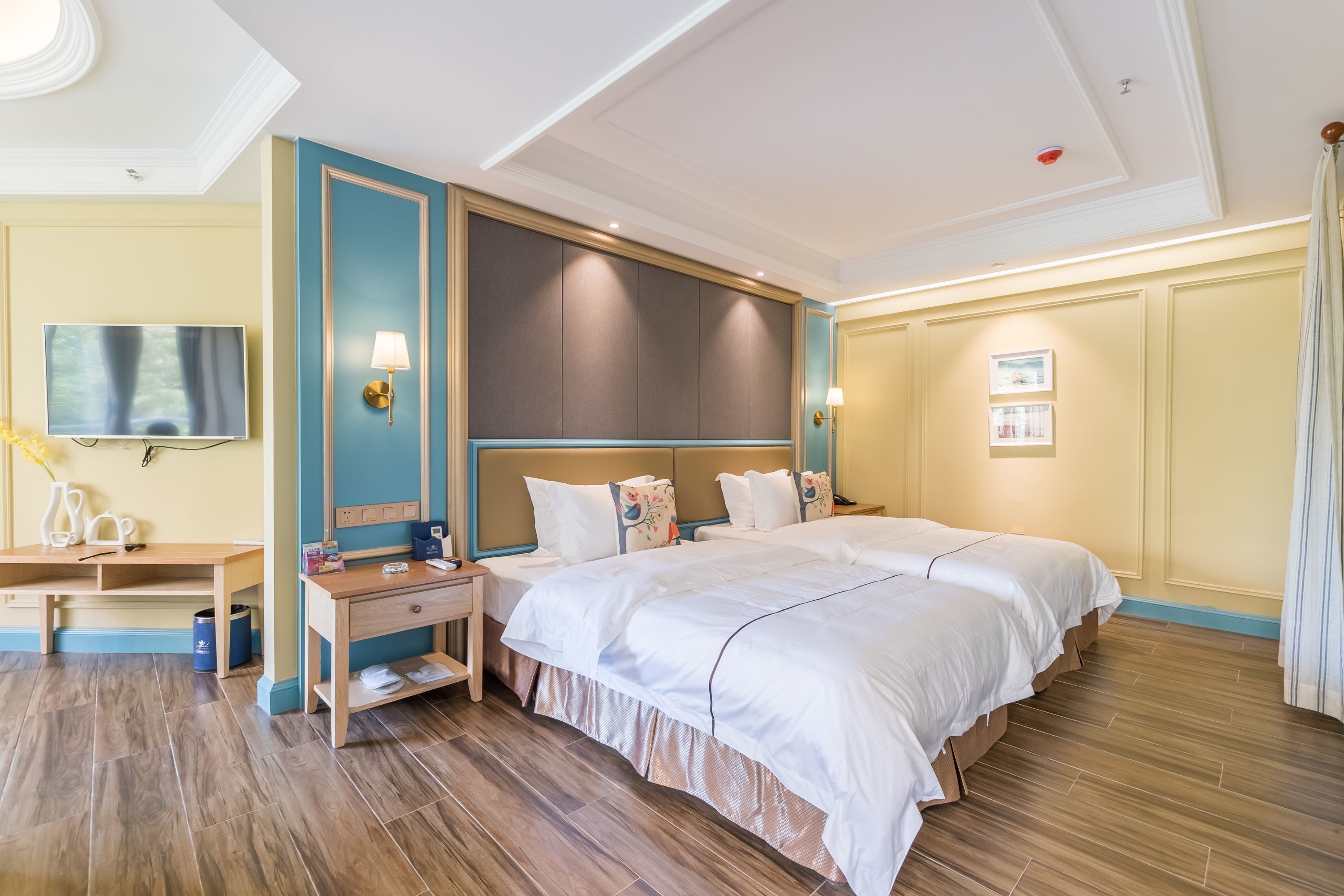 deluxe suite, garden view | in-room safe, desk, blackout curtains, iron/ironing board