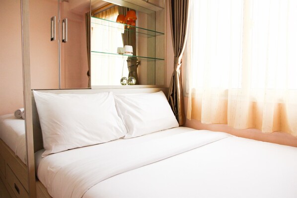 Escritorio, wifi gratis y ropa de cama