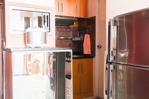 Room | Private kitchenette | Fridge, microwave, stovetop, rice cooker - Best Price 2BR Mutiara Bekasi Apartment (Bekasi)