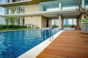 Una piscina al aire libre