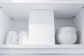 Habitación | Cocina básica privada | Frigorífico, placa de cocina, arrocera y utensilios de cocina