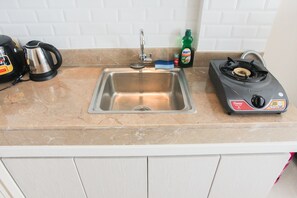 Habitación | Cocina básica privada | Frigorífico, placa de cocina, arrocera y utensilios de cocina