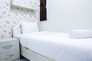 Room | Desk, free WiFi, bed sheets