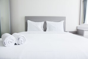 Desk, bed sheets - Cozy Studio Apartment at Elpis Residence (Jakarta)
