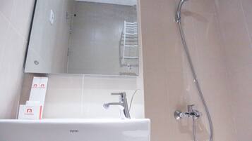 Room | Bathroom | Shower, towels, shampoo