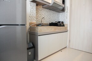 Room | Private kitchenette | Fridge, stovetop, rice cooker, cookware/dishes/utensils - Cozy Studio Apartment at Elpis Residence (Jakarta)