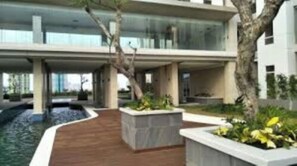 Terrace/patio - Cozy Studio Apartment at Elpis Residence (Jakarta)