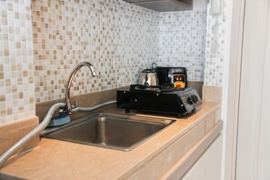 Private kitchenette - Cozy Studio Apartment at Elpis Residence (Jakarta)