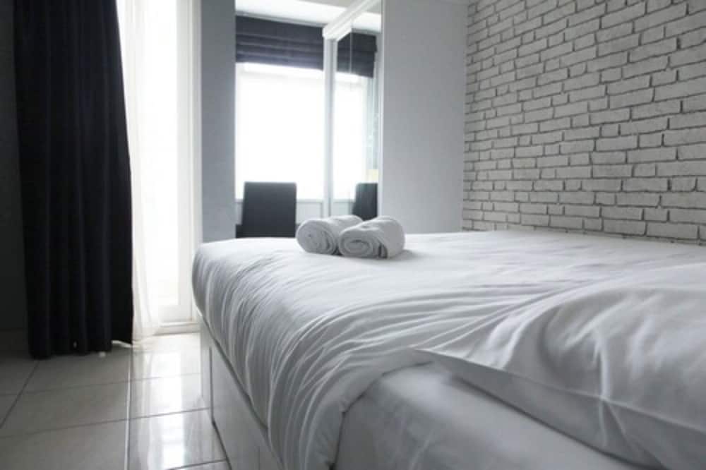 Modern and Comfortable Studio Apartment Springlake Summarecon near Summarecon