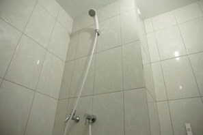 Chambre | Salle de bain | Douche, serviettes fournies