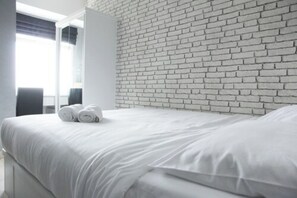 Escritorio, wifi gratis y ropa de cama