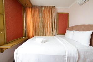 Room | Desk, free WiFi, bed sheets - Premium Location 2BR Apartment @ FX Residence (Jakarta)