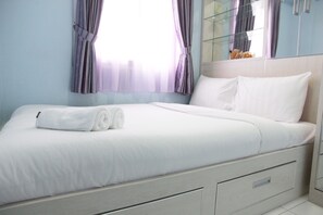 Room | Desk, free WiFi, bed sheets - Comfortable 2BR Mutiara Bekasi Apartment (Bekasi)