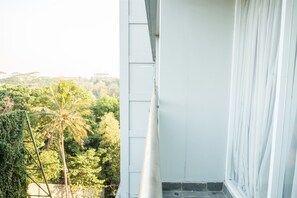 Exterior - Luxurious 1BR At Dago Suites Apartment (Bandung)