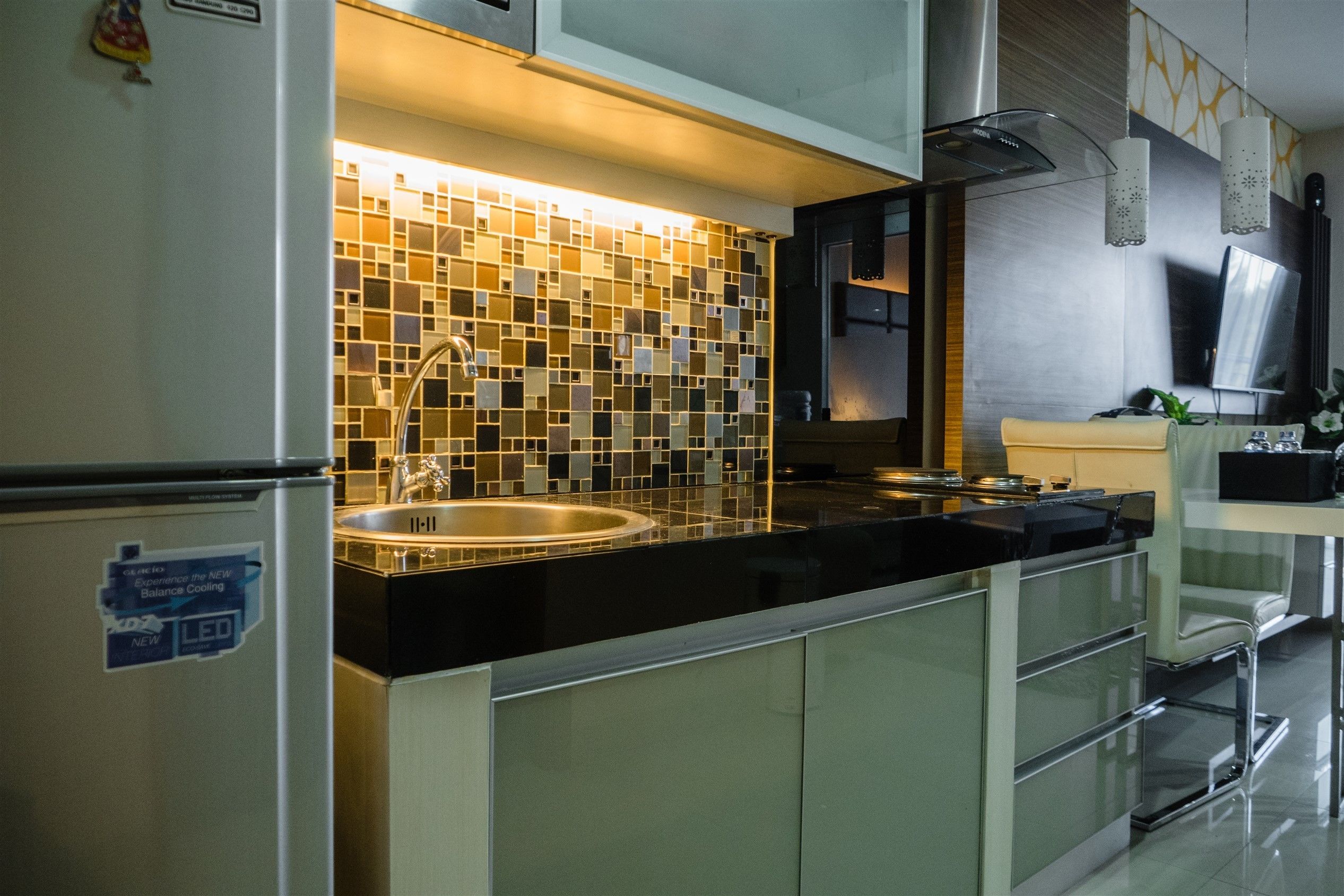 Quarto | Cozinha privada | Geladeira, cooktop, panela elétrica de arroz