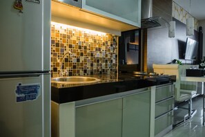 Rom | Eget kjøkken | Kjøleskap, kokeplater, riskoker og kjøkkenutstyr