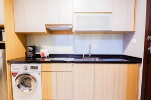 Room | Private kitchenette | Fridge, microwave, stovetop, rice cooker