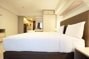 Room | Desk, free WiFi, bed sheets - Modern Studio The H Residence near MT Haryono (Jakarta)
