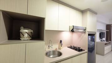 Quarto | Cozinha privada | Geladeira, cooktop, panela elétrica de arroz