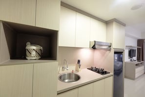 Room | Private kitchen | Fridge, stovetop, rice cooker, cookware/dishes/utensils - Spacious Studio Apartment @ The H Residence near MT Haryono (Jakarta)