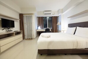 Escritorio, wifi gratis y ropa de cama