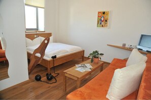 Double Room | Hypo-allergenic bedding, soundproofing, iron/ironing board - Fronveste Das alte Knasthaus (Meiningen)