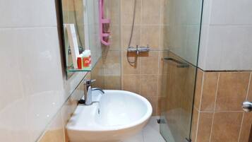 Room | Bilik Mandi | Pancuran mandi, tuala disediakan