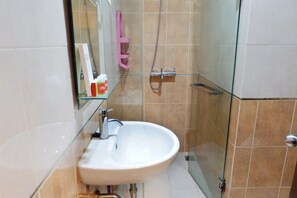 Room | Bathroom | Shower, towels - Pool View Studio Apartment Tamansari Sudirman (Jakarta)