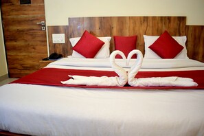 Ropa de cama de alta calidad y caja de seguridad en la habitación 