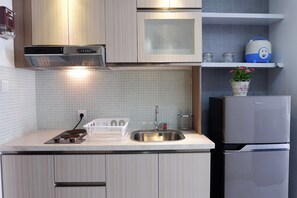 Habitación | Cocineta privada | Refrigerador, parrilla de estufa, tetera eléctrica y arrocera 