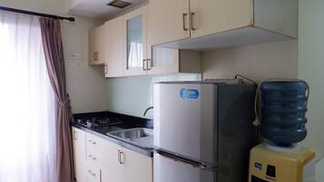 Habitación | Cocina privada | Frigorífico, placa de cocina, hervidor eléctrico y arrocera