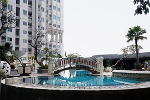 Outdoor pool - Close to Pool Studio Apartment Sky Terrace at Daan Mogot Baru (Jakarta)