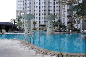 Outdoor pool - Close to Pool Studio Apartment Sky Terrace at Daan Mogot Baru (Jakarta)
