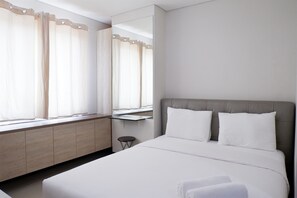 Desk, free WiFi, bed sheets - Close to Pool Studio Apartment Sky Terrace at Daan Mogot Baru (Jakarta)