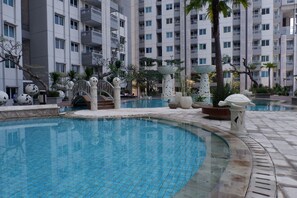 Outdoor pool - Close to Pool Studio Apartment Sky Terrace at Daan Mogot Baru (Jakarta)