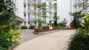 Garden - Minimalist Studio Room at The Springlake Apartment Sumarecon Bekasi (Bekasi)