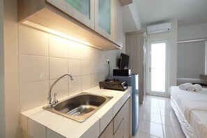 Room | Private kitchenette | Fridge, stovetop, electric kettle, rice cooker - Minimalist Studio Room at The Springlake Apartment Sumarecon Bekasi (Bekasi)