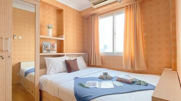 Room | Desk, bed sheets