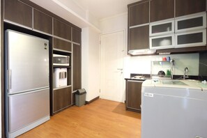 Room | Private kitchen | Fridge, microwave, stovetop, rice cooker - Modern 2BR Mutiara Bekasi Apartment (Bekasi)