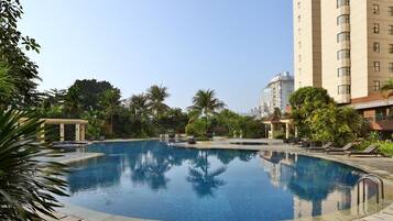 Hồ bơi ngoài trời