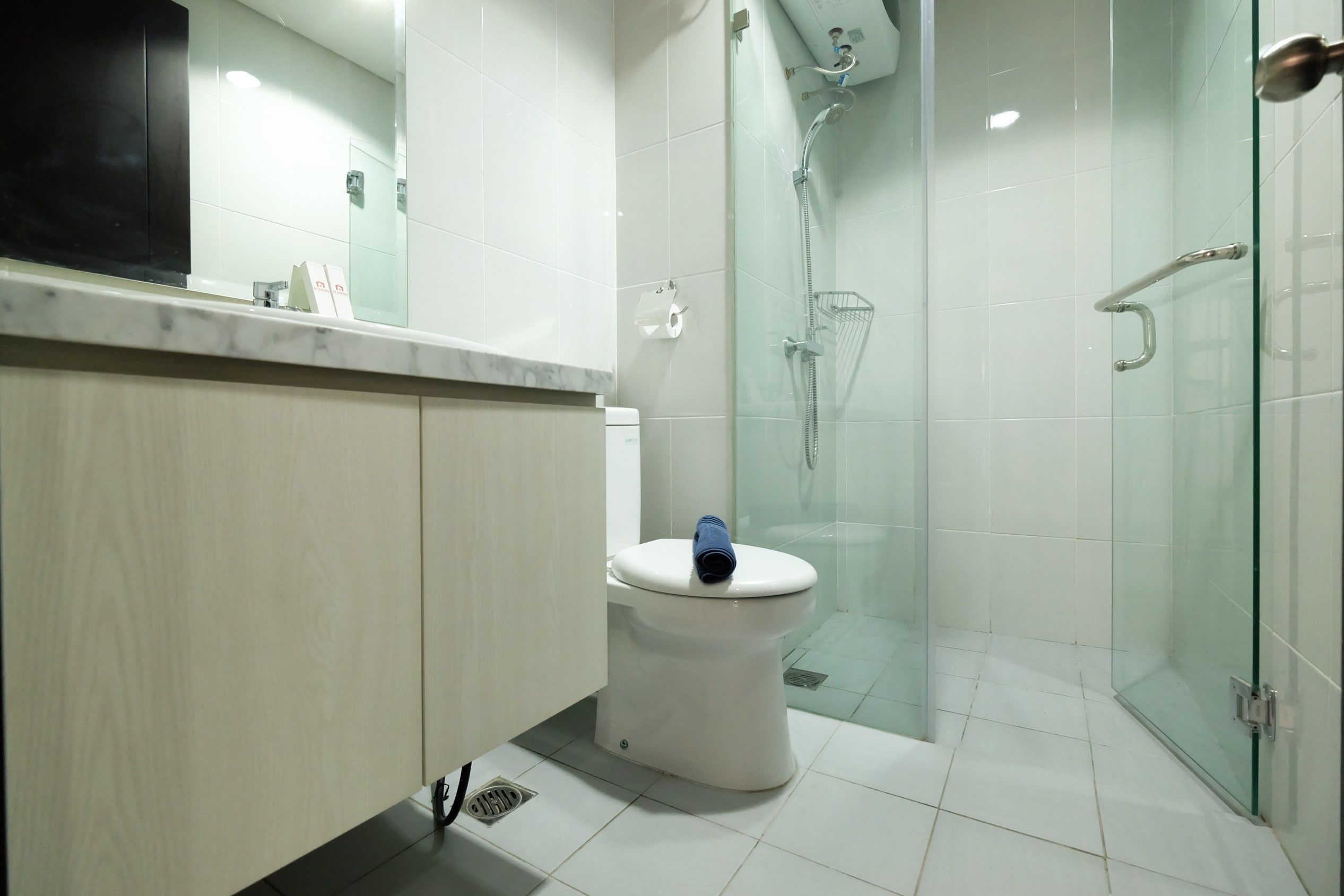 Ein modernes Badezimmer mit Toilette, Dusche und einer Glaskabine.