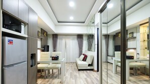 Una cocina moderna con refrigerador, microondas y un comedor con mesa y sillas.