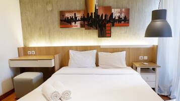 Room | Desk, bed sheets