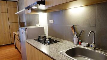 Room | Private kitchenette | Fridge, stovetop, rice cooker, cookware/dishes/utensils