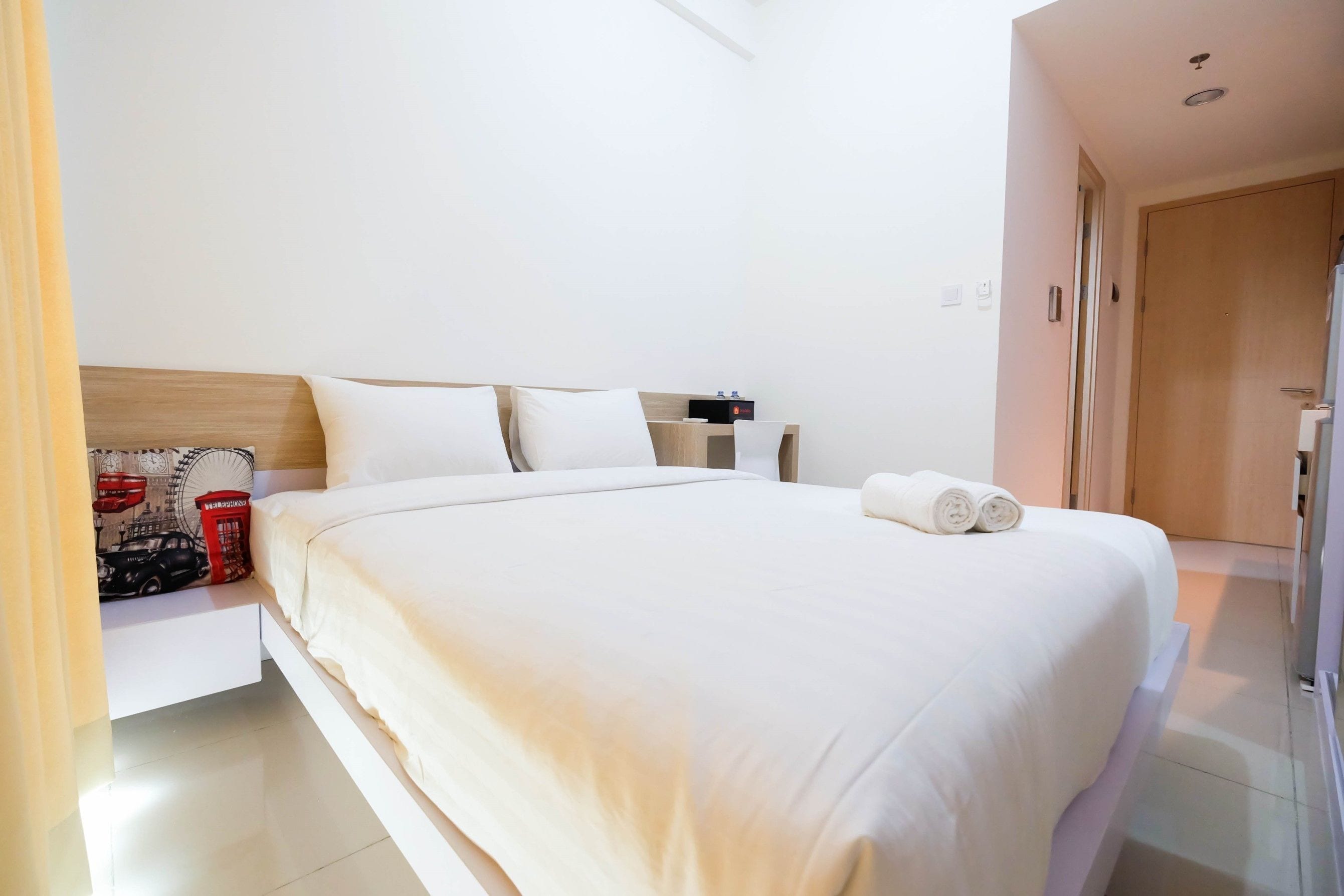 Escritorio, wifi gratis y ropa de cama 