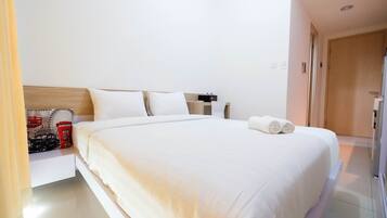 Escritorio, wifi gratis y ropa de cama