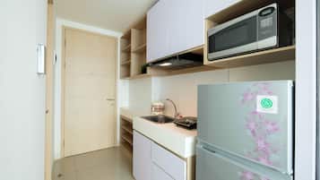 Room | Private kitchenette | Fridge, microwave, stovetop, rice cooker