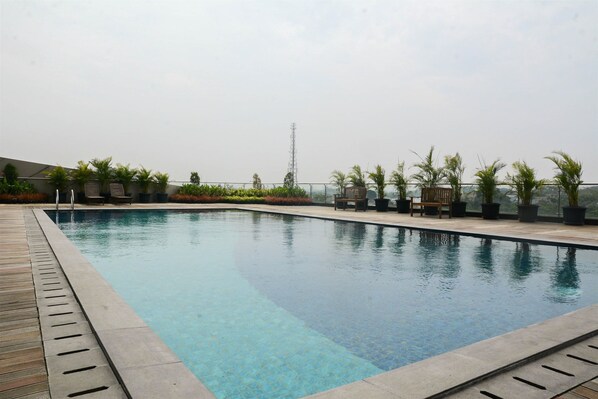 Una piscina al aire libre