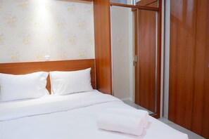 Desk, free WiFi, bed sheets - Cozy 2BR Bassura Apartment near Mall Bassura City (Jakarta)