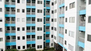 Um edifício residencial com vários andares, varandas e janelas.